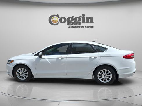 Used 2017 Ford Fusion S image 3