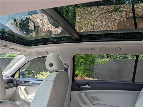 Used 2022 Volkswagen Tiguan SE w/ Panoramic Sunroof Package FWD image 25