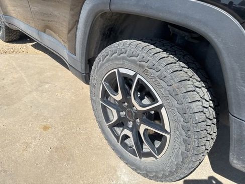 Used 2025 Jeep Compass Trailhawk image 23