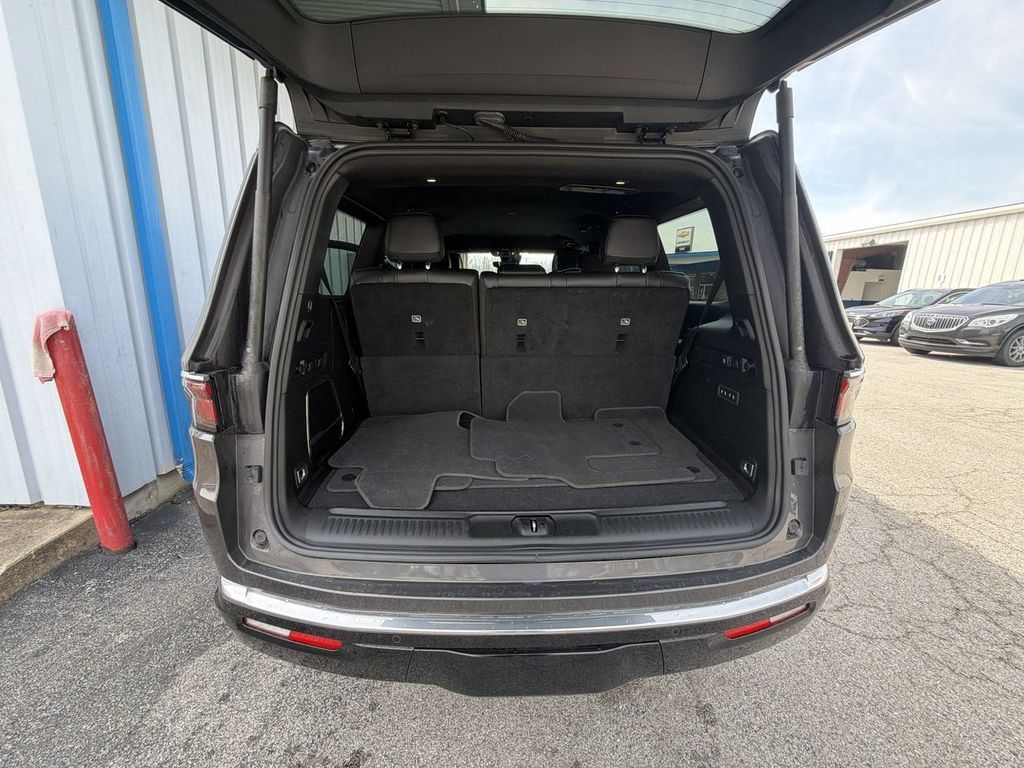 Used 2022 Jeep Wagoneer Series III AWD/4WD image 26