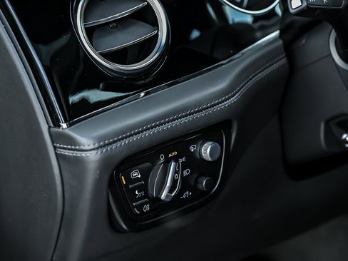 Used 2020 Bentley Bentayga AWD/4WD image 28
