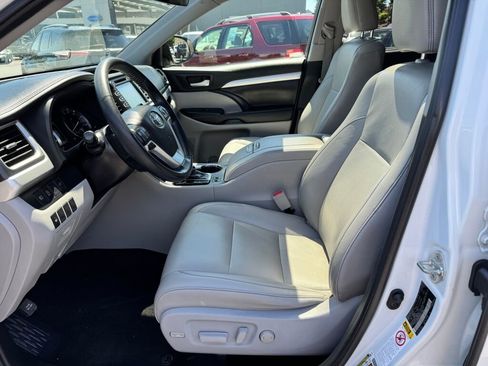Used 2019 Toyota Highlander XLE AWD/4WD image 4