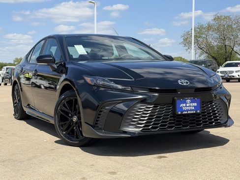 Used 2025 Toyota Camry SE FWD image 2