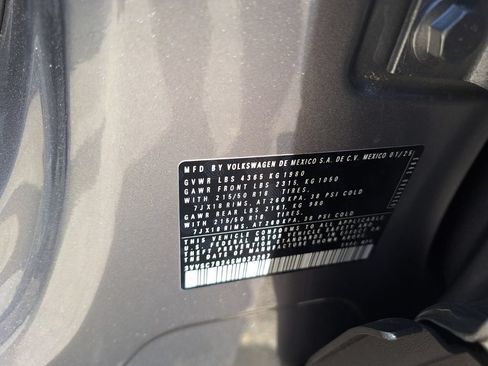 Certified 2025 Volkswagen Taos SE FWD image 30