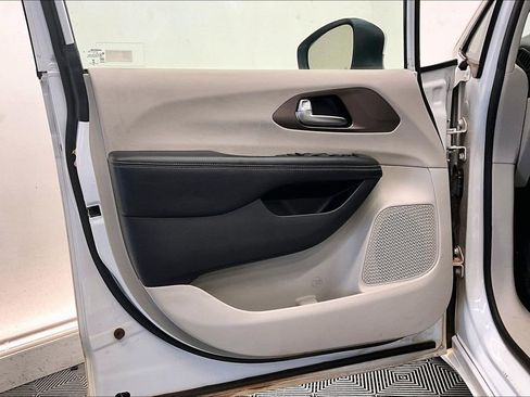 Used 2021 Chrysler Voyager Lxi image 24