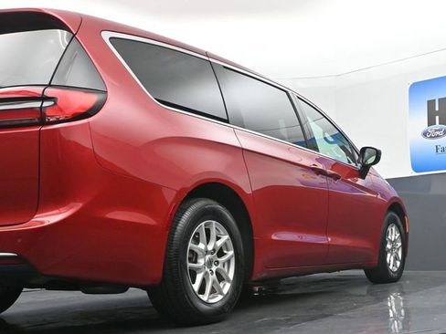 Used 2025 Chrysler Pacifica Select image 24