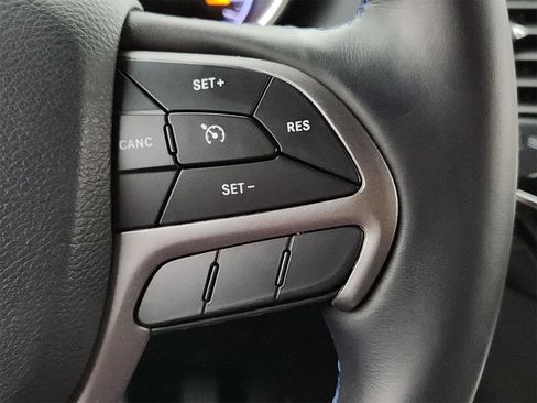 Used 2019 Jeep Grand Cherokee Laredo image 28