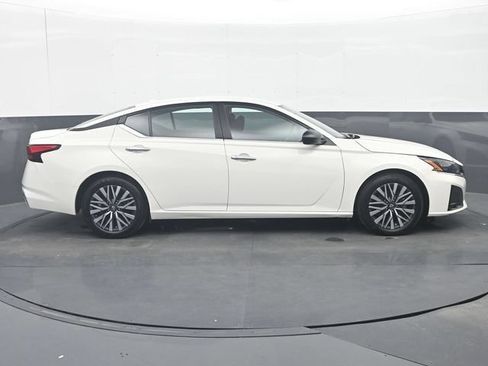 Used 2025 Nissan Altima 2.5 SV FWD image 8