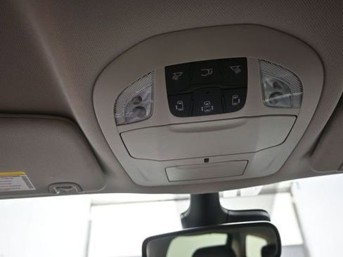 Used 2023 Chrysler Pacifica Touring-L FWD image 12
