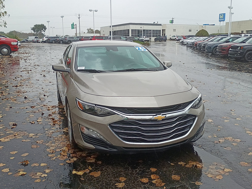 Used 2025 Chevrolet Malibu LT FWD image 1