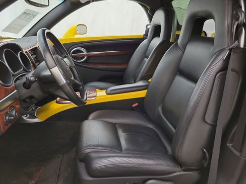 Used 2004 Chevrolet SSR w/ Preferred Equipment Group RWD image 9