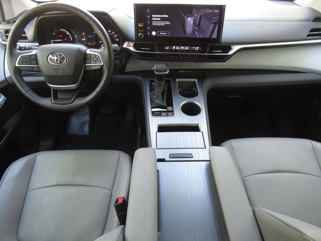 Used 2025 Toyota Sienna XLE FWD image 35