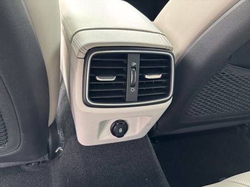 Used 2023 Genesis G70 2.0T image 32