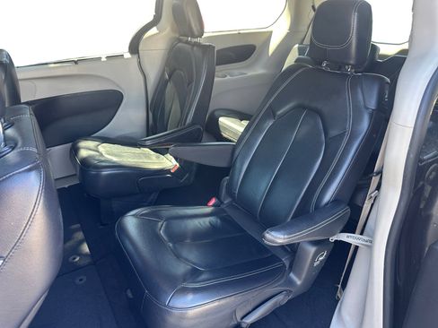 Used 2022 Chrysler Pacifica Touring-L image 13