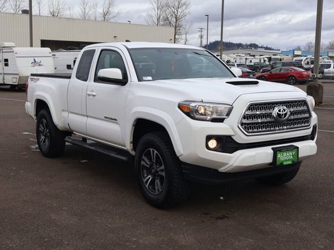 Used 2017 Toyota Tacoma TRD Sport w/ Premium & Technology Package image 10