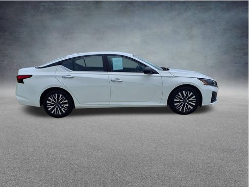 Used 2025 Nissan Altima 2.5 SV FWD image 9