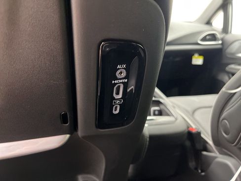 New 2026 Chrysler Pacifica Limited w/ Uconnect Theater Family Group FWD image 24