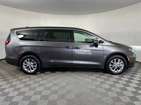 Used 2023 Chrysler Pacifica Touring-L AWD/4WD image 7