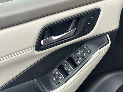 Used 2023 Nissan Rogue SL w/ SL Premium Package image 5