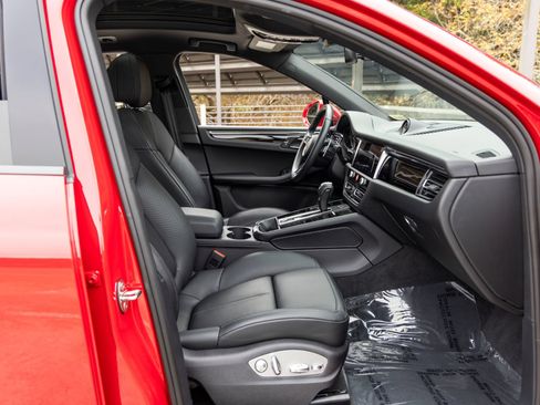 Certified 2026 Porsche Macan AWD/4WD image 66