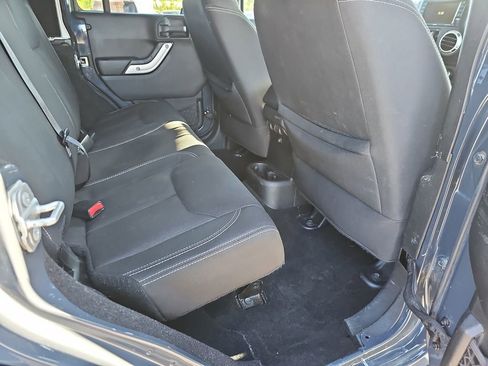 Used 2017 Jeep Wrangler Unlimited Sahara w/ Connectivity Group AWD/4WD image 14