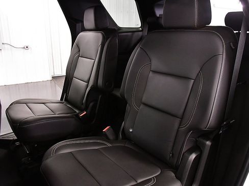 Used 2023 Chevrolet Traverse LT w/ Rear Camera Mirror Package image 29