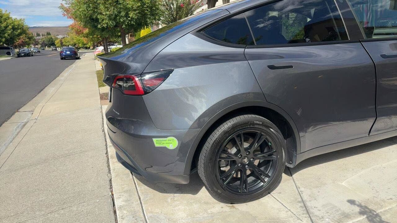 Used 2023 Tesla Model Y Long Range AWD/4WD image 5