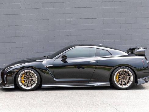 Used 2017 Nissan GT-R Premium w/ Premium Interior Package AWD/4WD image 4