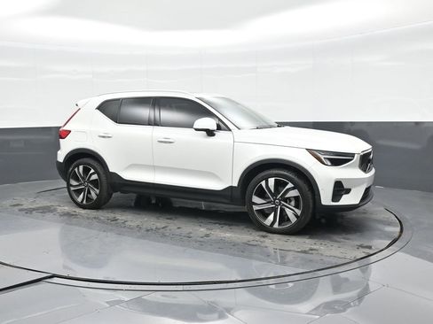 Used 2023 Volvo XC40 B5 Plus w/ Protection Package Premier image 9