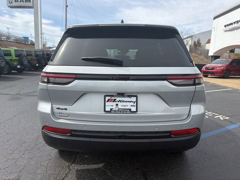 New 2025 Jeep Grand Cherokee Altitude image 10