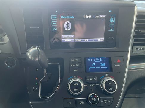 Used 2015 Toyota Sienna SE Premium image 13