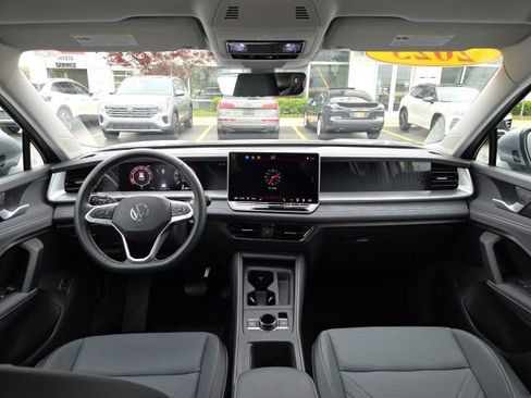 Used 2025 Volkswagen Tiguan SE AWD/4WD image 22