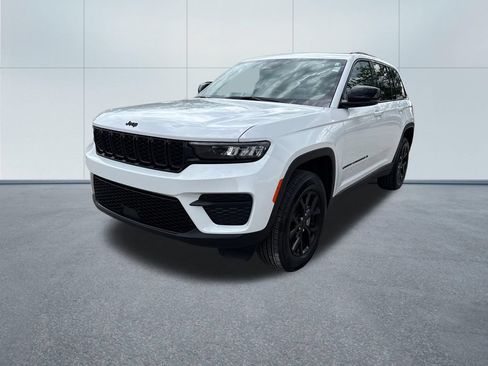 Certified 2025 Jeep Grand Cherokee Altitude AWD/4WD image 2