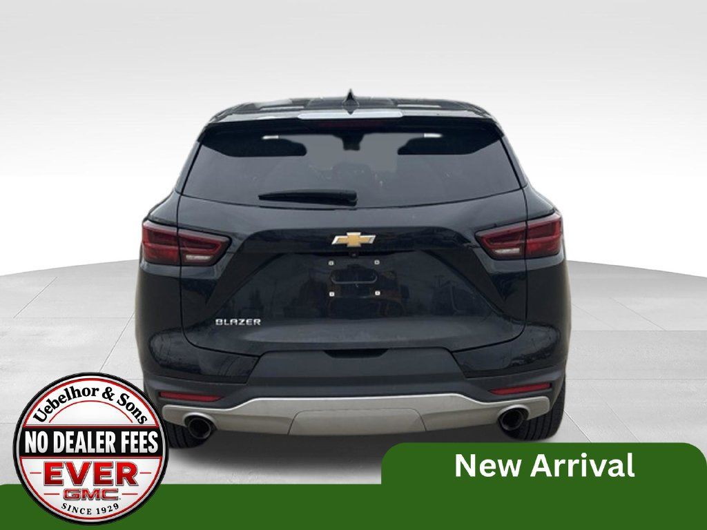 Used 2025 Chevrolet Blazer LT FWD image 6