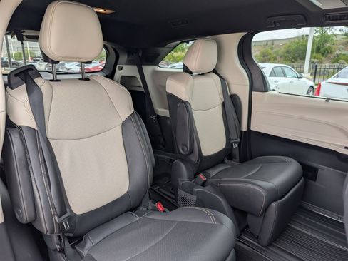 Used 2025 Toyota Sienna Limited AWD/4WD image 29