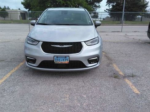 Used 2023 Chrysler Pacifica Touring-L FWD image 3