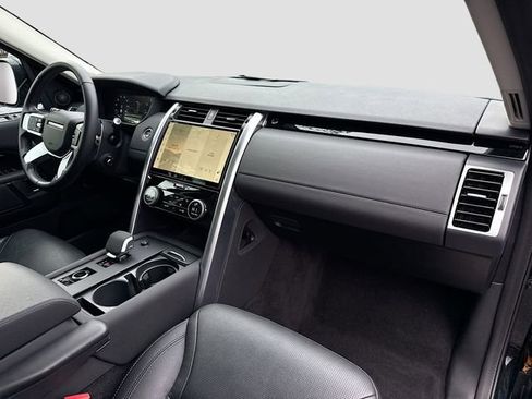 Used 2024 Land Rover Discovery S image 32