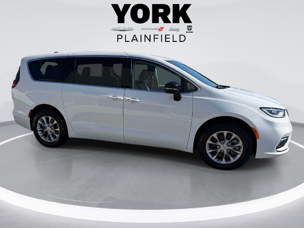Used 2024 Chrysler Pacifica Touring-L AWD/4WD image 4