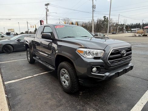 Used 2016 Toyota Tacoma SR5 w/ Exterior Package image 5