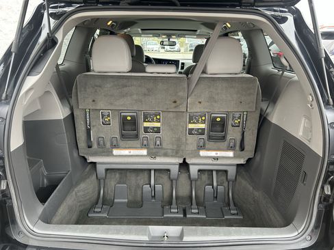 Used 2017 Toyota Sienna XLE image 22