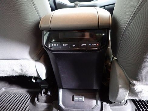 Used 2023 Toyota Highlander L FWD image 32