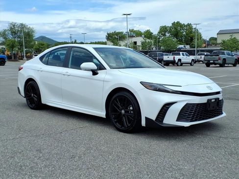Certified 2025 Toyota Camry SE FWD image 1
