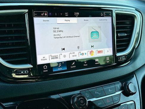 Used 2025 Chrysler Pacifica Select image 14