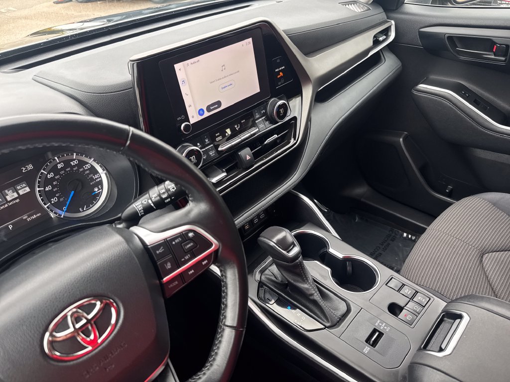 Used 2023 Toyota Highlander LE FWD image 23