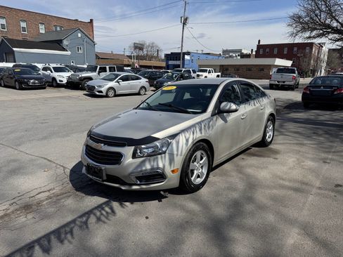 Used 2016 Chevrolet Cruze LT image 2