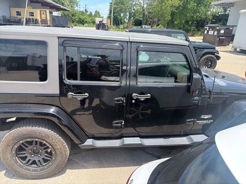 Used 2009 Jeep Wrangler Unlimited Sahara w/ Dual Top Group AWD/4WD image 7