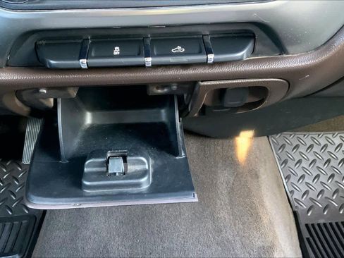 Used 2018 Chevrolet Silverado 1500 LT w/ LT Eassist Package image 33