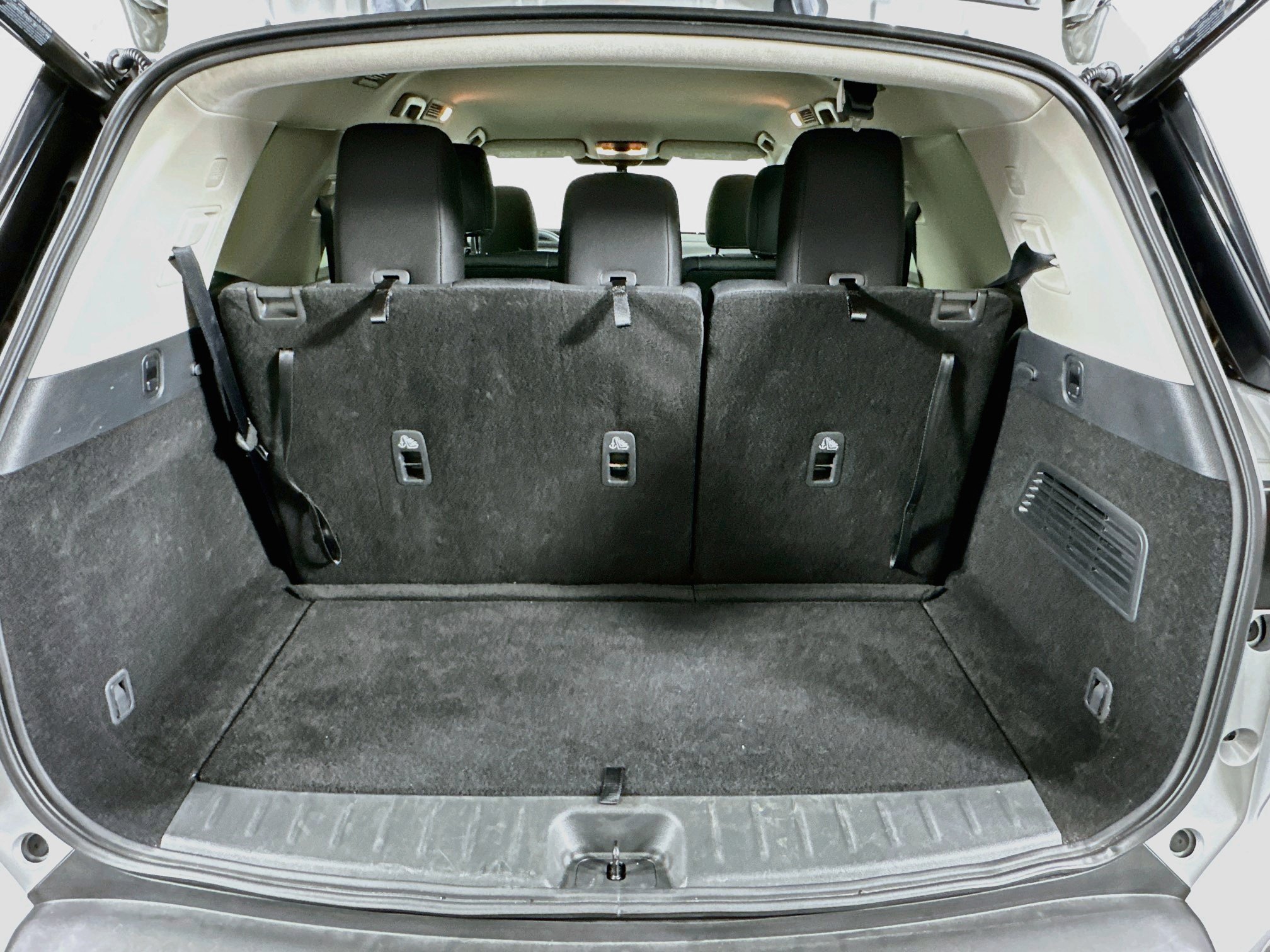Used 2025 Nissan Pathfinder SV FWD image 29