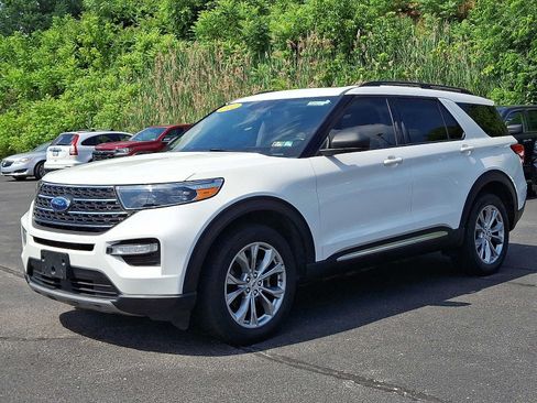 Used 2022 Ford Explorer XLT w/ Equipment Group 202A AWD/4WD image 3