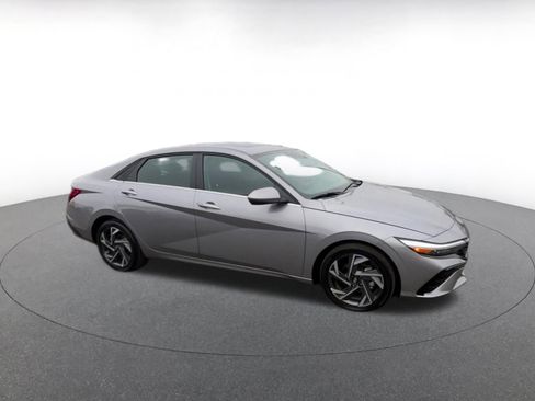 Used 2025 Hyundai Elantra SEL image 2